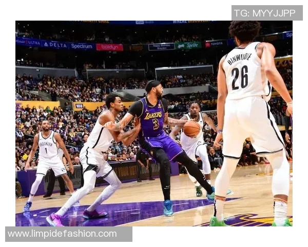 湖人对阵篮网首节精彩回顾及比赛亮点分析